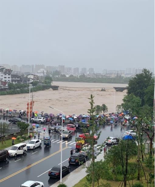 中國近日暴雨不斷，超過26省、逾千萬中國民眾飽受洪災所苦。（圖／翻攝自微博）