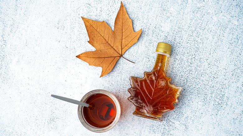 Maple syrup and leaf