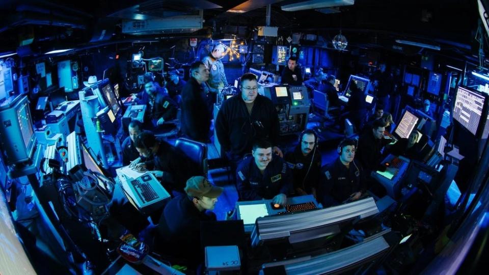 Sailors conduct air traffic control operations in the air traffic control center aboard the Nimitz-class aircraft carrier USS George Washington (CVN 73).