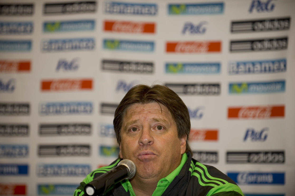 El seleccionador de México, Miguel Herrera, da una conferencia de prensa en Ciudad de México, el 30 de junio de 2014, tras perder ante Holanda 2-1 en octavos de final del Mundial de Brasil (AFP/Archivos | Alfredo Estrella)