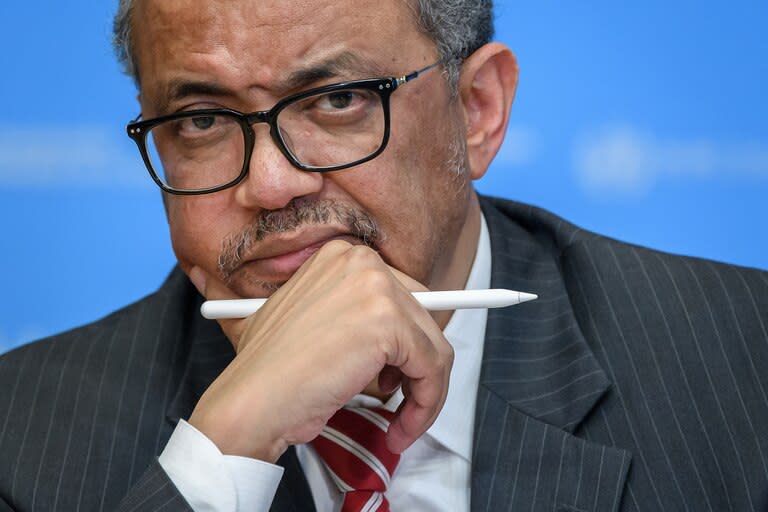 En esta foto de archivo tomada el 11 de marzo de 2020, se muestra al Director General de la Organización Mundial de la Salud (OMS), Tedros Adhanom Ghebreyesus, asistiendo a una conferencia de prensa sobre el coronavirus en Ginebra