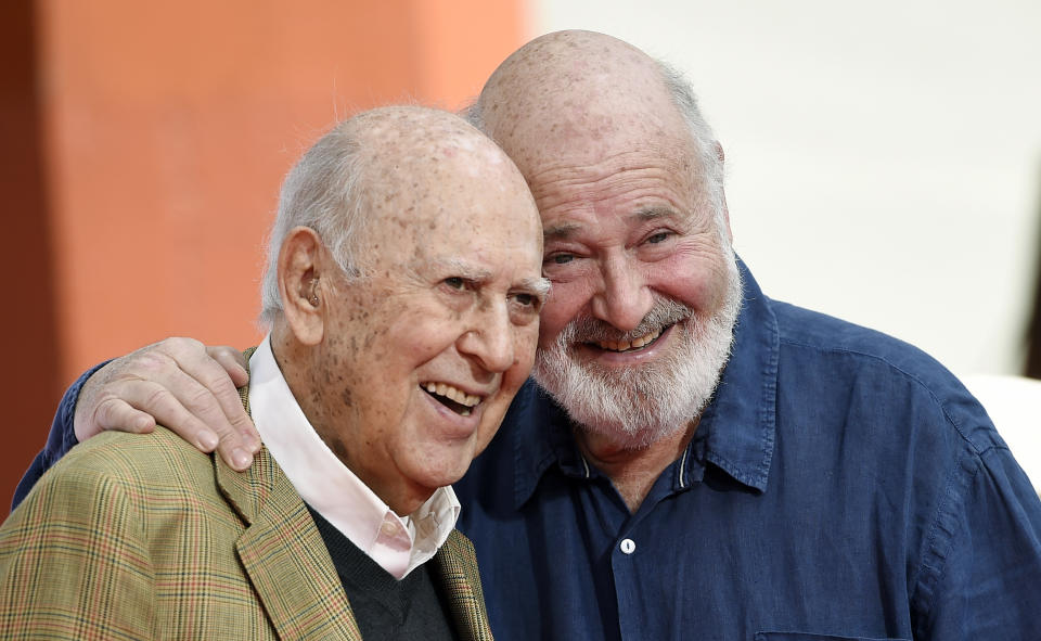 En esta foto del 7 de abril de 2017, Carl Reiner, a la izquierda, y su hijo Rob Reiner posan tras una ceremonia en la que estamparon sus manos y pies en cemento frente al Teatro Chino TCL en Los Angeles. Carl Reiner falleció la noche del lunes 29 de junio de 2020 de causas naturales en su casa en Beverly Hills, California. Tenía 98 años. (Foto por Chris Pizzello/Invision/AP, Archivo)