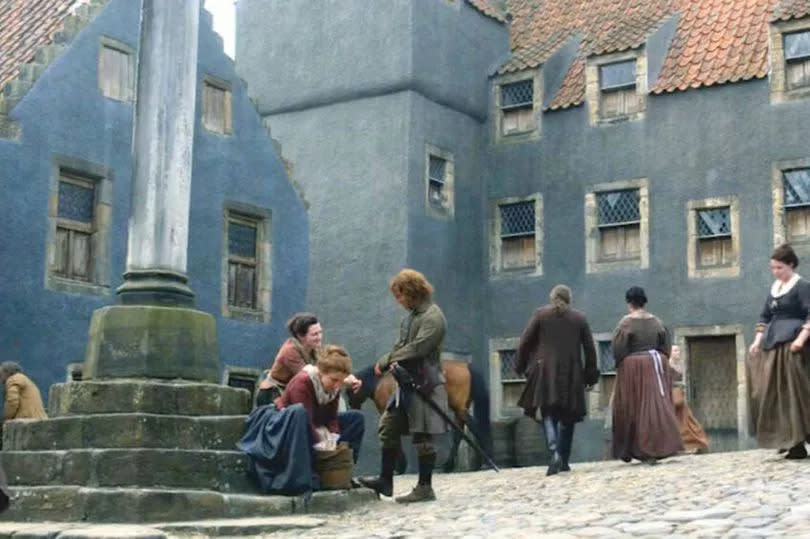 Claire and Jamie in the centre of Cranesmuir (Culross)