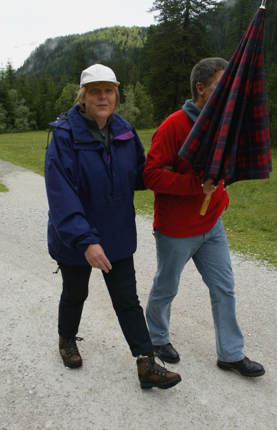 Angela Merkel in Begleitung von Joachim Sauer bei einem Spaziergang in den Dolomiten im August 2006. (Bild: Getty Images)