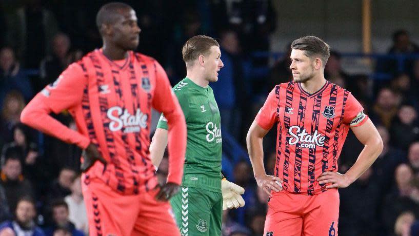 Everton players look dejected