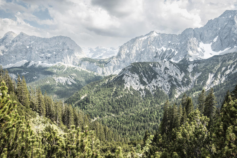 Den Ausblick auf die Berge rund um den oberbayerischen Ort Mittenwald genießt Lasse Stolley jedes Mal. - Copyright: picture alliance / SZ Photo | Sebastian Beck