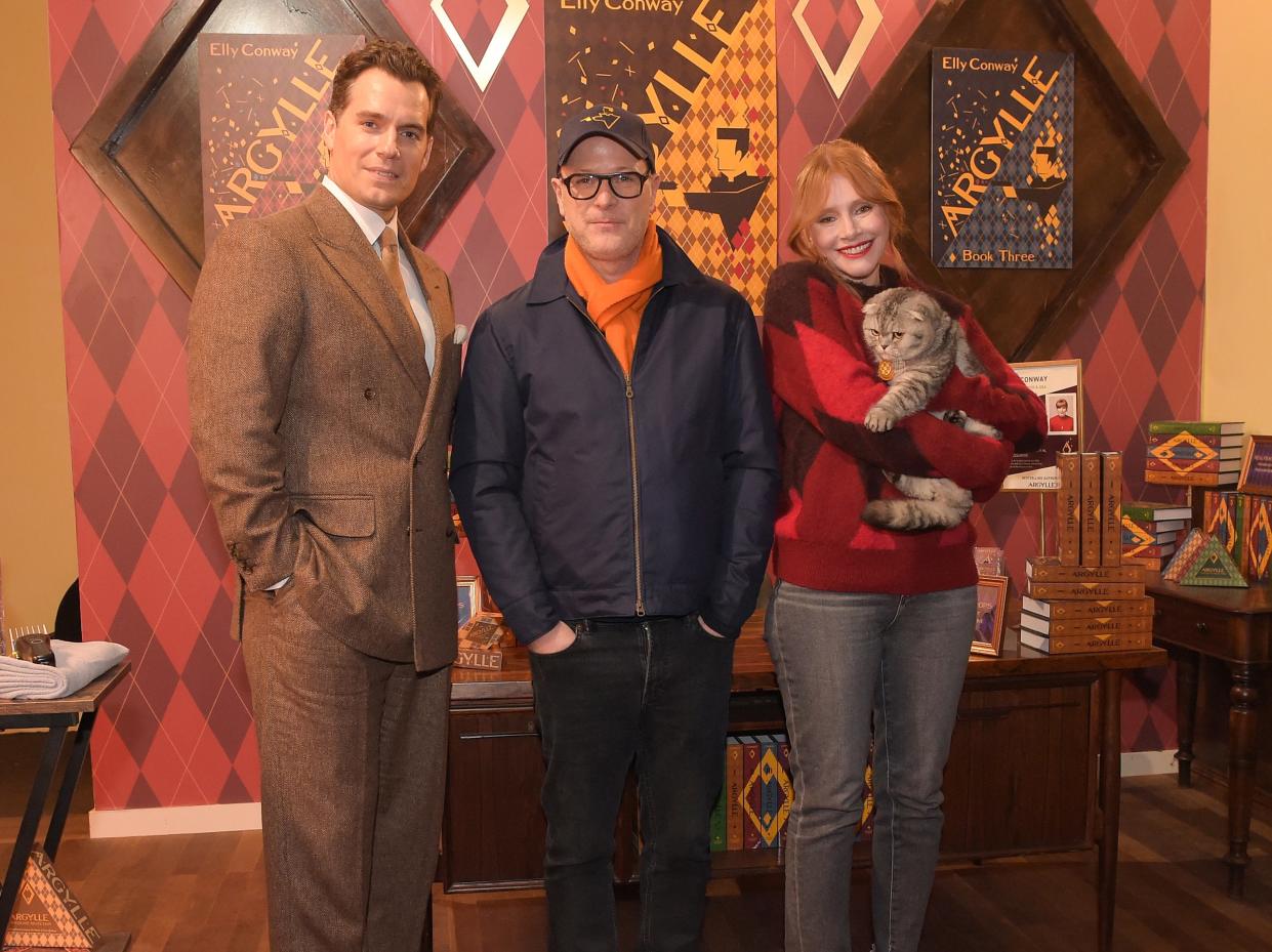 LONDON, ENGLAND - JANUARY 22: (L-R) Henry Cavill, Matthew Vaughn, Bryce Dallas Howard and Chip the Cat attend a special ARGYLLE experience presented by Universal Pictures, Apple Original Films and MARV on January 22, 2024 in London, England. (Photo by Antony Jones/Getty Images for Universal Pictures, Apple Original Films, and MARV) ORG XMIT: 776092868 ORIG FILE ID: 1953052984