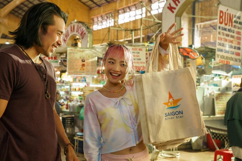 A Tourist’s Guide to Love. (L to R) Scott Ly as Sinh and Than Truc as Anh in A Tourist’s Guide to Love. Cr. Sasidis Sasisakulporn/Netflix © 2022
