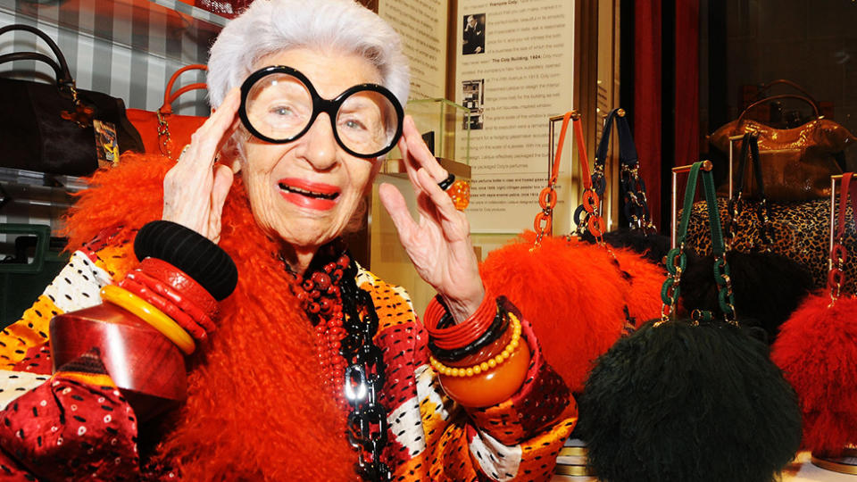 Iris Apfel firma su primer contrato como modelo a los 97 años. Foto: Getty Images.