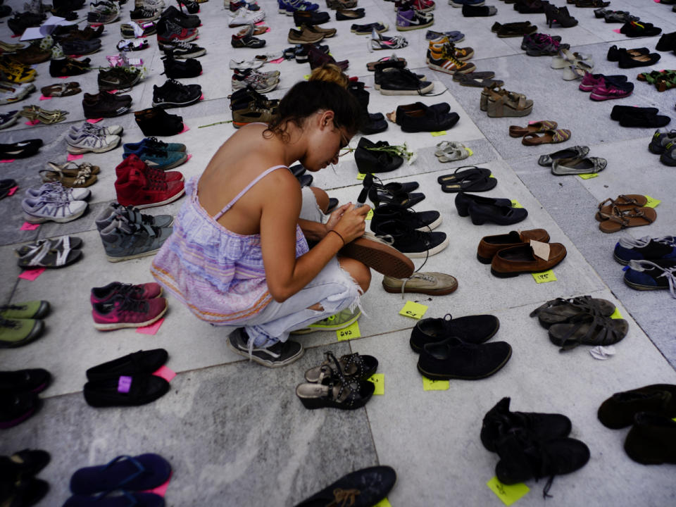 Über 400 Schuhpaare stehen vor dem Kapitol in Puerto Rico. (Bild-Copyright: Ramon Espinosa/AP Photo)