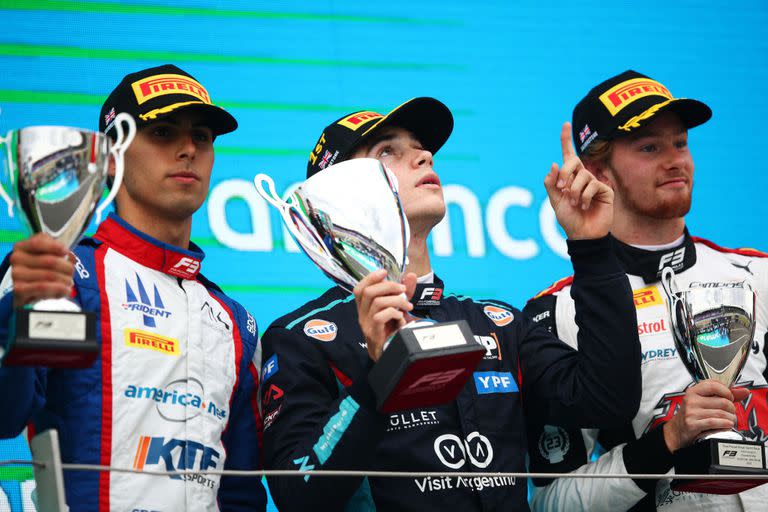 Franco Colapinto, en el centro, celebrando en el podio junto con el brasileño Gabriel Bortoleto y el inglés Christian Mansell