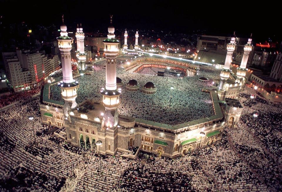 <strong>Hundreds of thousands of Muslim pilgrims throng Mecca's Grand Mosque, Islam's holiest shrine, late 11 December 2001 to mark the 27th night of the holy fasting month of Ramadan, known as Lailat al-Qadr.</strong>