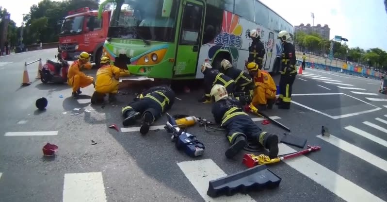 公車車頭被撞出一個大洞，導致女騎士雙腳卡住。（圖／東森新聞）