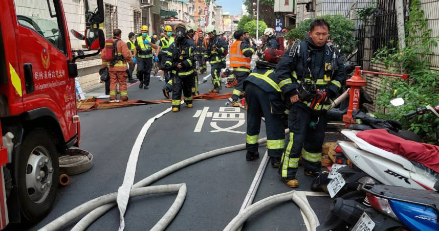 新北市樹林區一棟住宅今日下午發生火警，3名傷者被送醫治療，起火原因待查。（圖／翻攝畫面）