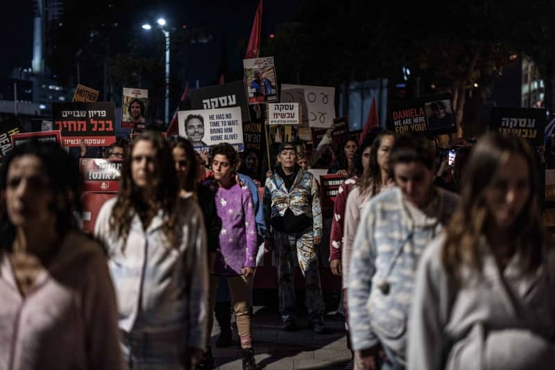 Israelis protest and call for the release of Israeli hostages held by Hamas, outside of the military base in Tel-aviv. Ilia Yefimovich/dpa