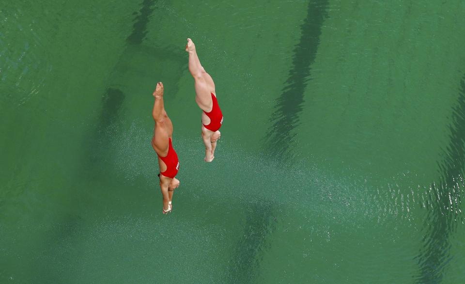 2016 Rio Olympics - Diving - Final - Women's Synchronised 10m Platform - Maria Lenk Aquatics Centre - Rio de Janeiro, Brazil - 09/08/2016. Amy Cozad (USA) of USA and Jessica Parratto (USA) of USA compete. REUTERS/Michael Dalder FOR EDITORIAL USE ONLY. NOT FOR SALE FOR MARKETING OR ADVERTISING CAMPAIGNS.