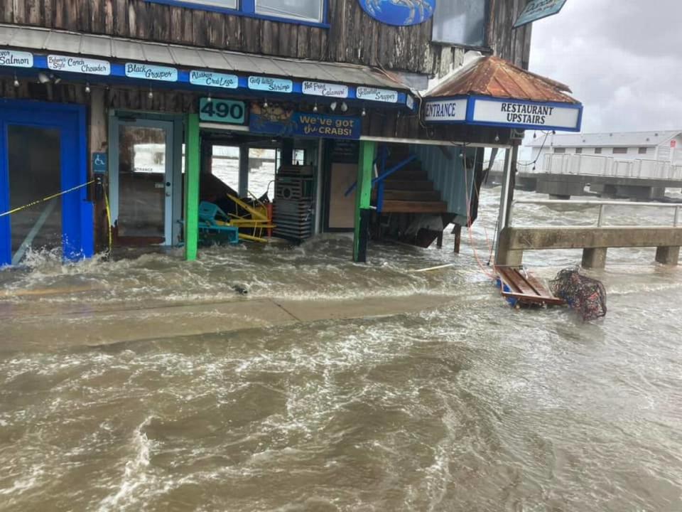 Cedar Key fue golpeado con varios pies de marejada ciclónica el miércoles por la mañana cuando el huracán Idalia, de categoría 3, tocó tierra justo al norte.