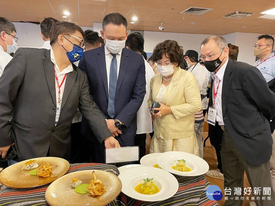 美食專家梁幼祥、開南大學顏志光董事長、林玥秀校長觀看參賽者的作品