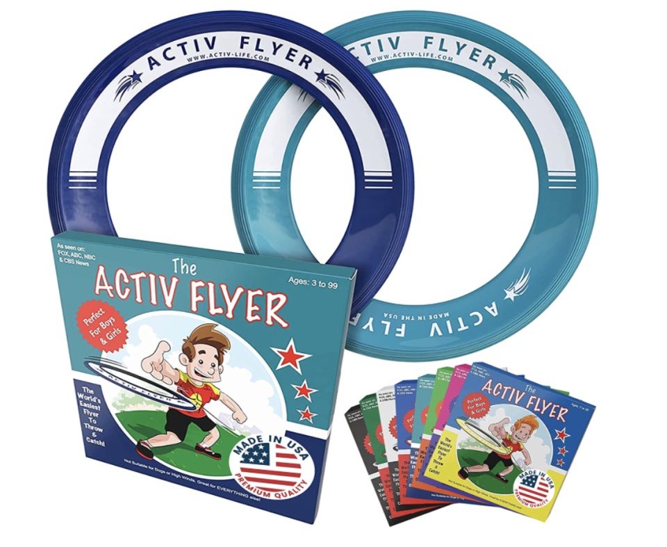 Activ Life Kid's Flying Rings with two blue rings and activ flyer books (Photo via Amazon)