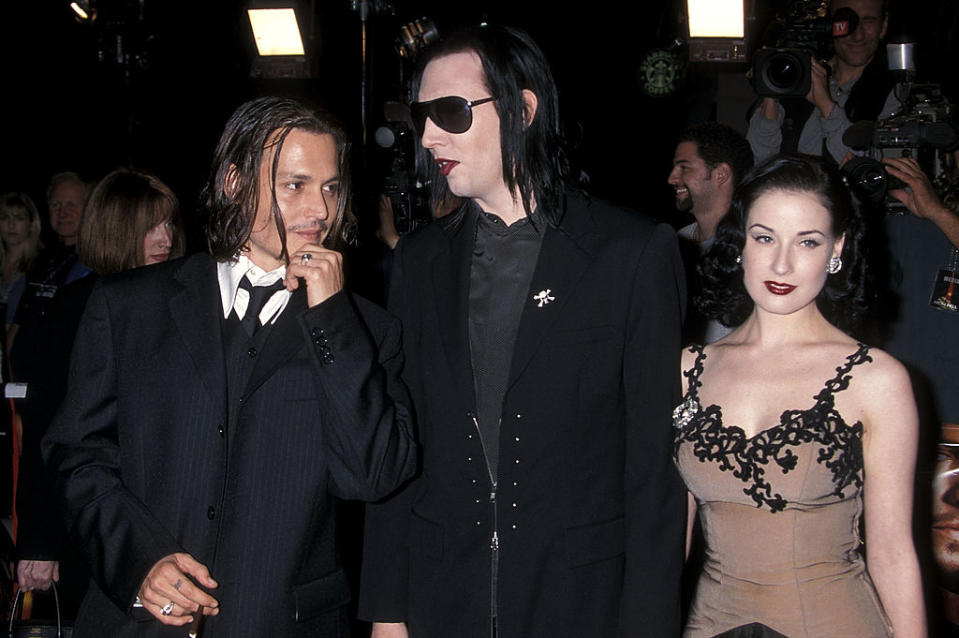 Durant cinq ans, Marilyn Manson et Dita von Teese vont filer le parfait amour, loin des fantasmes macabres qui entourent leur couple. Entre la star du metal industriel et l’icône burlesque, point de messe noire avant de se coucher ni d’orgie sataniste à l’équinoxe. "<em>Certaines personnes pensaient que nous étions dans une relation ouverte, ce genre de choses. Mais nous étions parfaitement monogames</em>, expliquera en 2007 la jolie brune. <em>J’ai toujours été relativement traditionnelle, nous l’étions d’ailleurs tous les deux.</em>" (<em>Ron Galella, Ltd./Ron Galella Collection via Getty Images</em>)