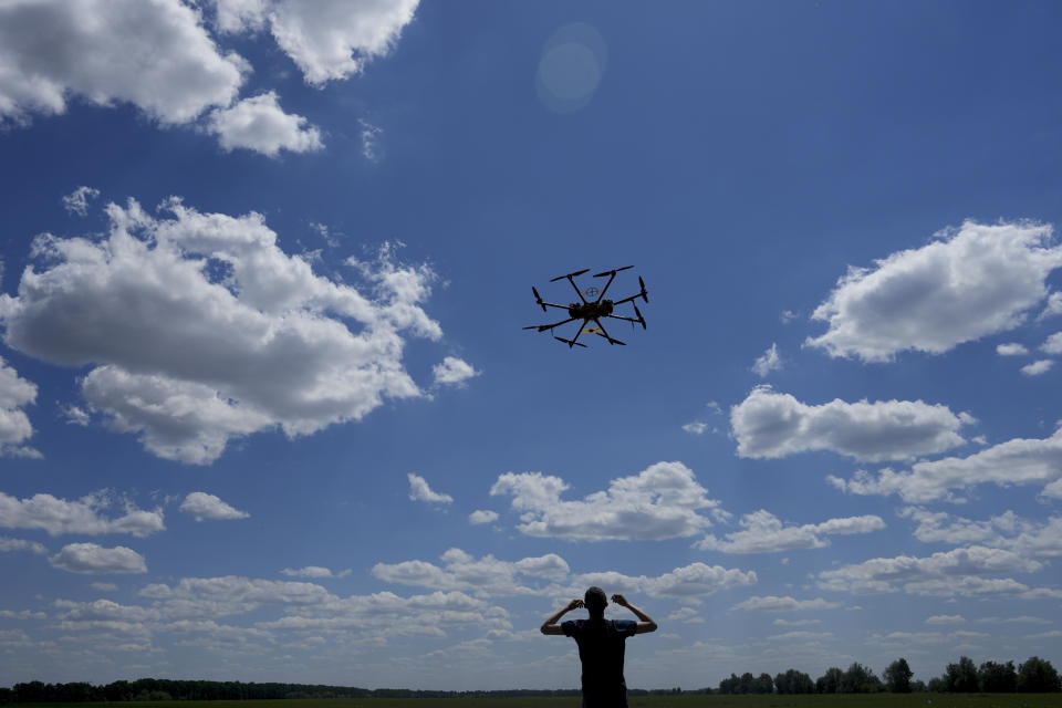 Oleg maneja un dron en una prueba a las afueras de Kiev, Ucrania, el miércoles 8 de junio de 2022. (AP Foto/Natacha Pisarenko)