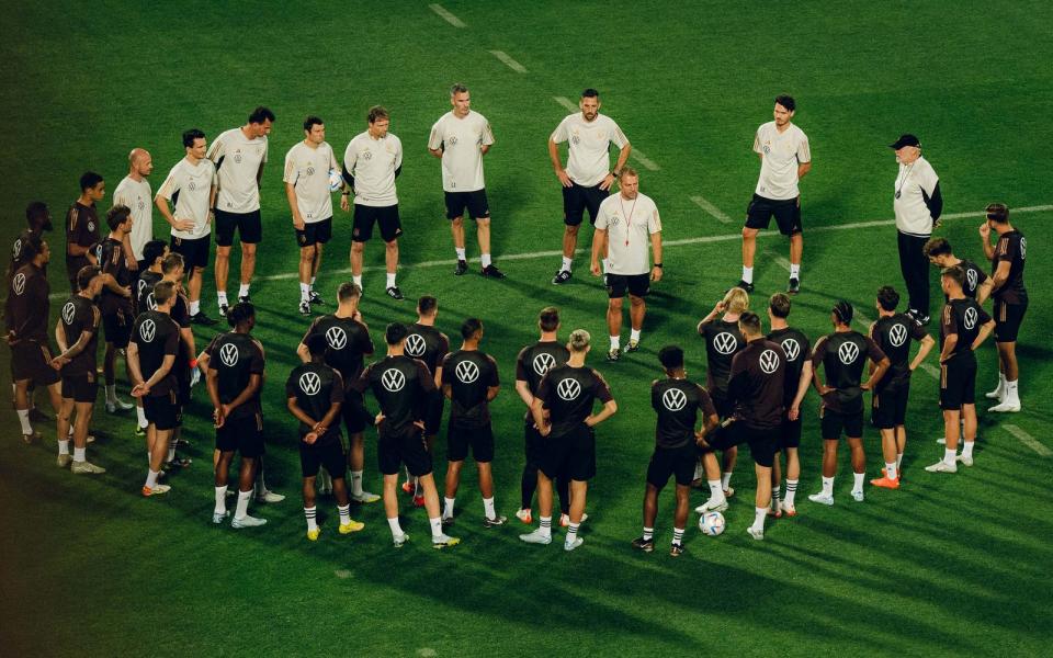 Einer für alle, alle für einen? Bei der WM 2022 in Katar enttäuschte die DFB-Elf mit dem Ausscheiden in der Vorrunde. (Bild: DFB / Philipp Reinhard)