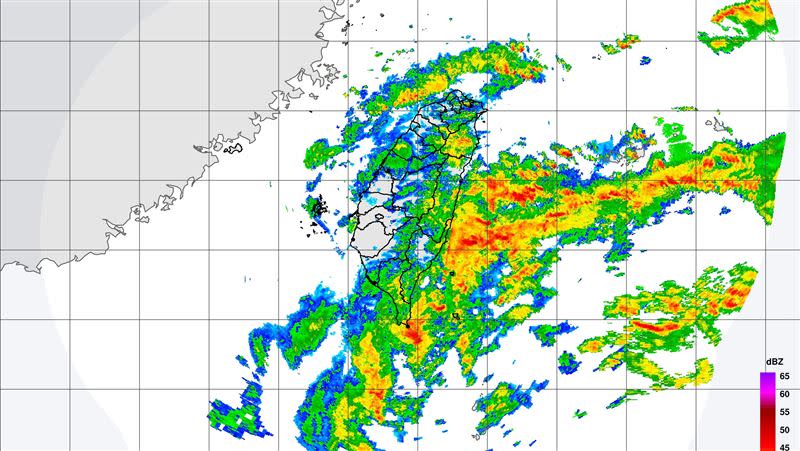  侯友宜指出，今日晚間8時以後有一波強降雨，明日上午颱風警報就會解除。（圖／翻攝自鄭明典臉書）