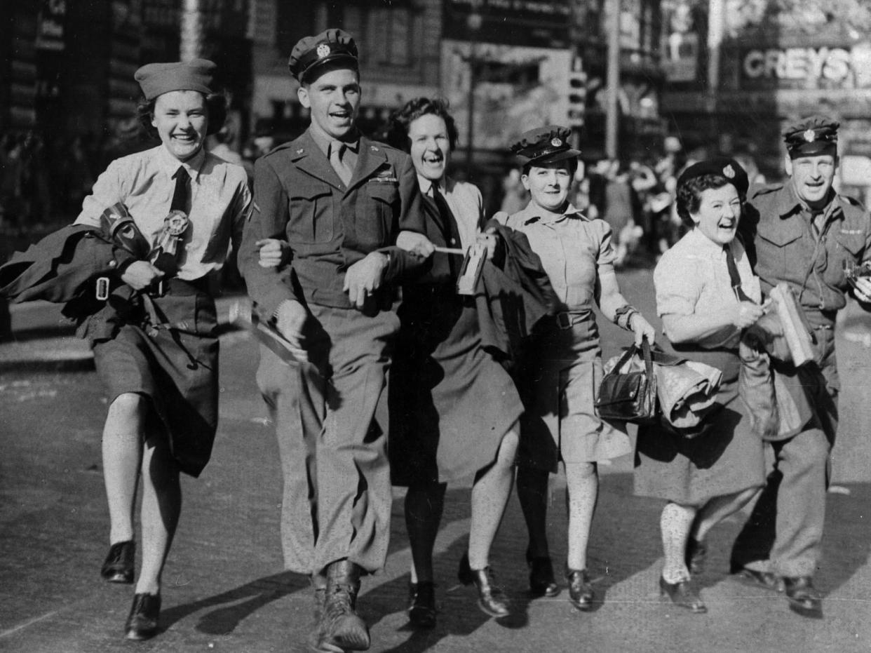 WAAFs link arms with soldiers during the VJ Day celebrations in Piccadilly Circus, 10 August 1945: Photo by Keystone/Getty Images