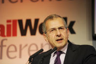 <p>Gerald Ratner comenzó a trabajar en la joyería de su padre y después levantó un negocio valorado en más de 1.000 millones de dólares, Ratners Group. Un imperio que estuvo a punto de hacer caer en 1991 cuando pronunció un discurso insólito en la conferencia anual del Institute of Directors. “Ratners no representa la prosperidad, y ahora que lo pienso, tiene muy poco que ver con la calidad también. La gente me dice: ‘¿Cómo puedes vender esto por un precio tan bajo?’ Yo le digo: ‘Porque es una basura total”, dijo. En solo un año las acciones de la compañía bajaron un 80% y Ratner tuvo que renunciar a la presidencia y posteriormente fue despedido como director ejecutivo. En 1993 la empresa cambió su nombre a Signet Group y actualmente es el minorista de diamantes más grande del mundo. (Foto: Corbis / Getty Images).</p> 