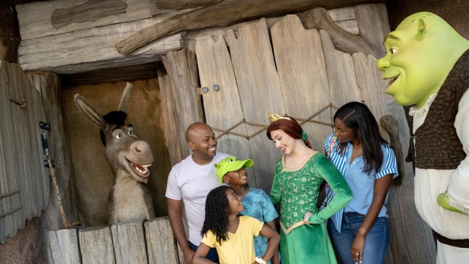 Family meeting Shrek, Fiona and Donkey in DreamWorks Land