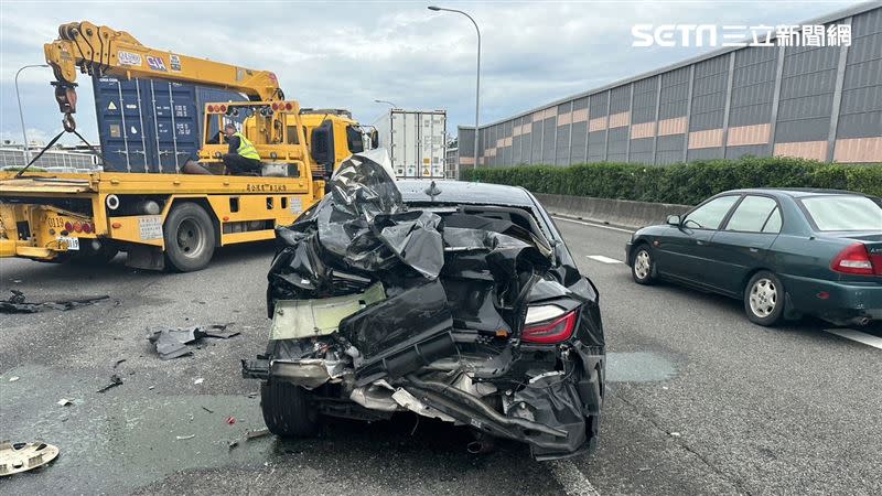 陳女駕駛的黑色轎車車尾嚴重毀損，郭男駕駛的銀色轎車如衛生紙般爛成一團。（圖／翻攝畫面）