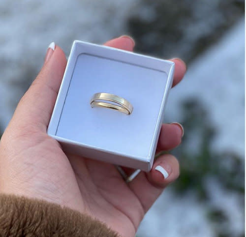 Gwen Zamora posted a pic of her wedding ring