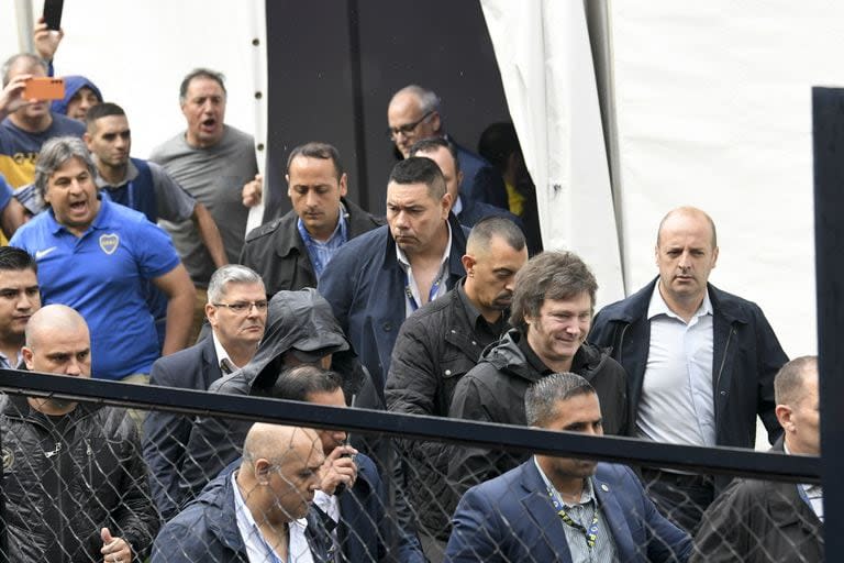 El presidente Javier Milei ingresando para votar en la mañana del domingo en la Bombonera