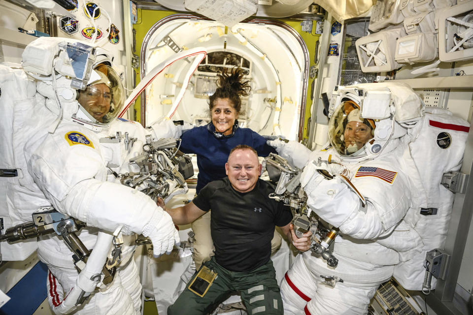 Imagen: astronautas de la tripulación del Boeing en la prueba de vuelo (NASA vía AP)