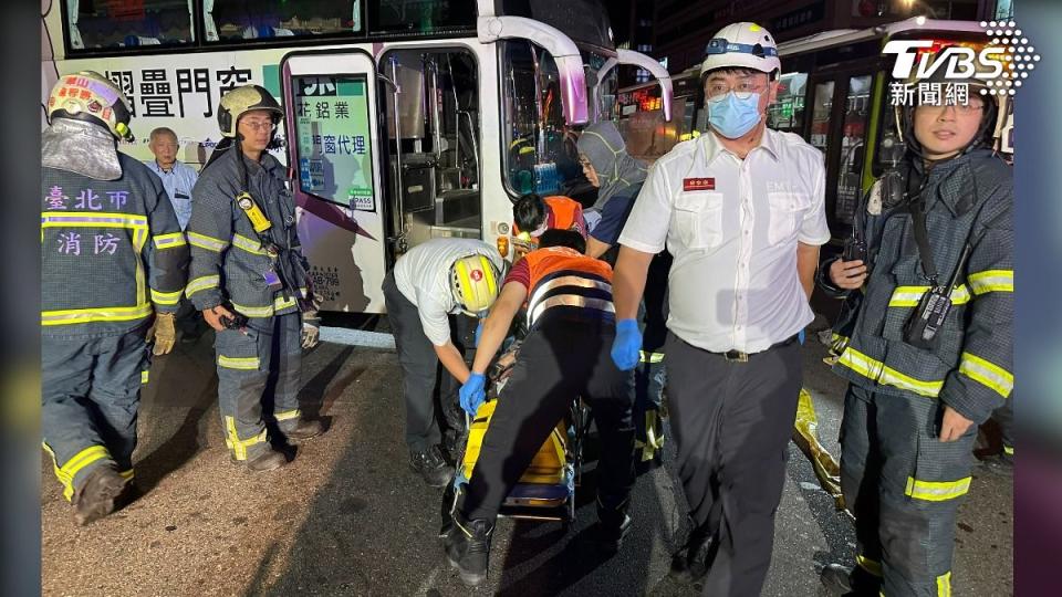 行人被撞後卡車底，警消到場救出受困老翁。（圖／TVBS）