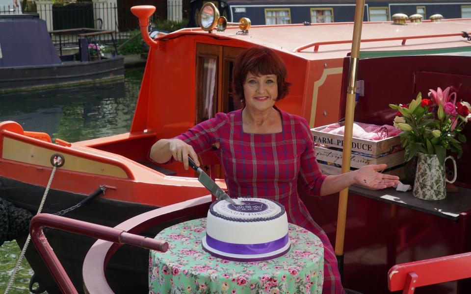 Seit 2008 ist Annette Dittert als Korrespondentin und Studioleiterin des NDR in London tätig. Die bevorstehenden Feierlichkeiten zum Thronjubiläum der Queen wird sie von ihrem Hausboot Emilia auf dem Londoner Regent's Canal aus nächster Nähe verfolgen können.  (Bild: ARD / NDR)