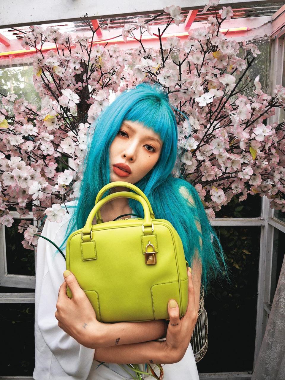 韓國女歌手泫雅為Amazona拍廣告，抱著Amzona萊姆黃柔軟小牛皮肩背包；NT$105,000。（LOEWE提供）