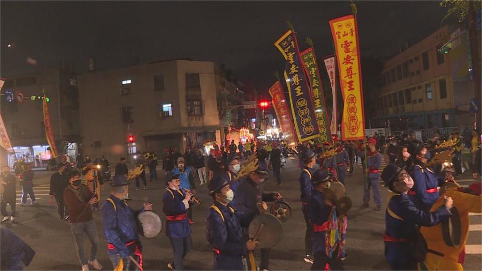 艋舺青山宮遶境熱鬧登場　警力上緊螺絲嚴防衝突