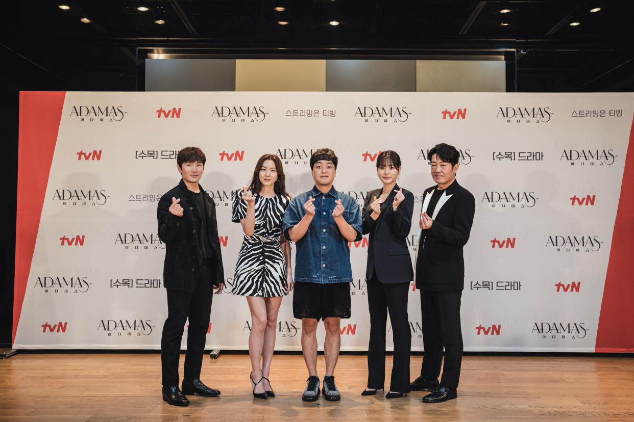 From left to right: Jisung, Seo Ji-hye, Park Seung-woo, Lee Soo-kyung, and Heo Sung-tae during the Adamas online press conference held today (26 July). (Photo: Disney)