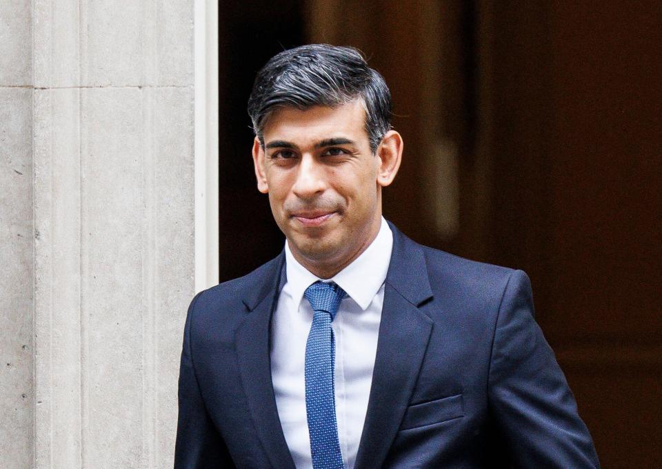 London, UK. 17th Jan, 2024. British Prime Minister, Rishi Sunak, leaves Number 10 Downing Street to go to Parliament for Prime Ministers Questions. He will face Sir Keir Starmer across the despatch box. He faces a mounting rebellion over his Rwanda Bill which will be voted on later today. Credit: Karl Black/Alamy Live News