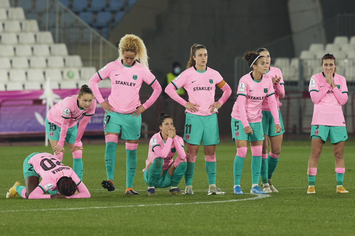 ALMERIA, SPAIN - JANUARY 13: Players of FC Barcelona during the penalty shootout during the Supercopa de Espana Femenina Semi Final match between Club Atletico de Madrid and FC Barcelona at Municipal de Los Juegos Mediterraneos on January 13, 2021 in Almeria, Spain. Sporting stadiums around Spain remain under strict restrictions due to the Coronavirus Pandemic as Government social distancing laws prohibit fans inside venues resulting in games being played behind closed doors. (Photo by Fermin Rodriguez/Quality Sport Images/Getty Images)