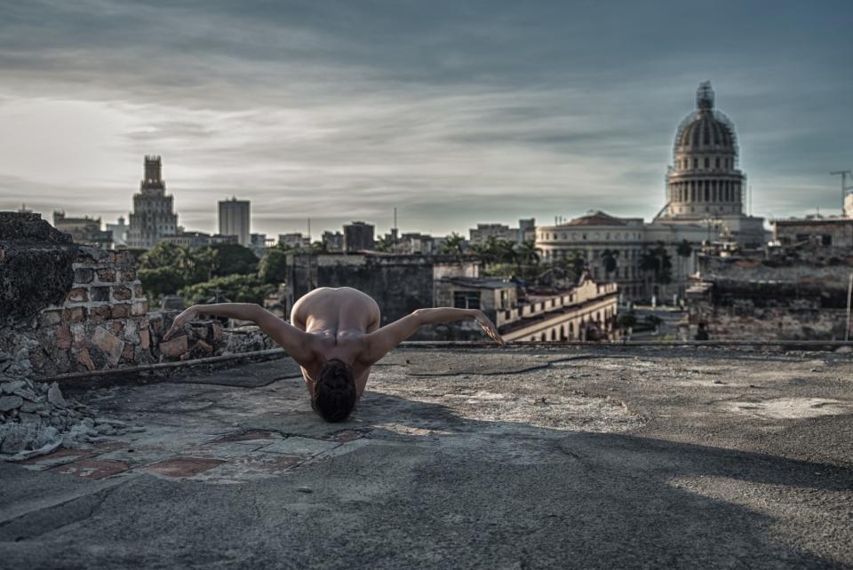 <p>Ana Lucía Prado, Solista del Ballet Nacional de Cuba, con el Capitolio de La Habana al fondo. (Foto cortesía de Gabriel Dávalos) </p>