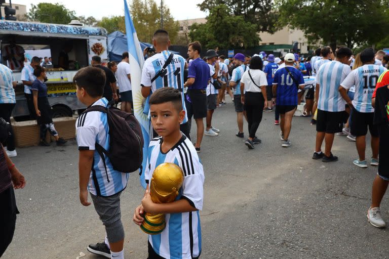 Público en las inmediaciones del estadio monumental a la espera del amistoso entre Argentina vs. Panamá