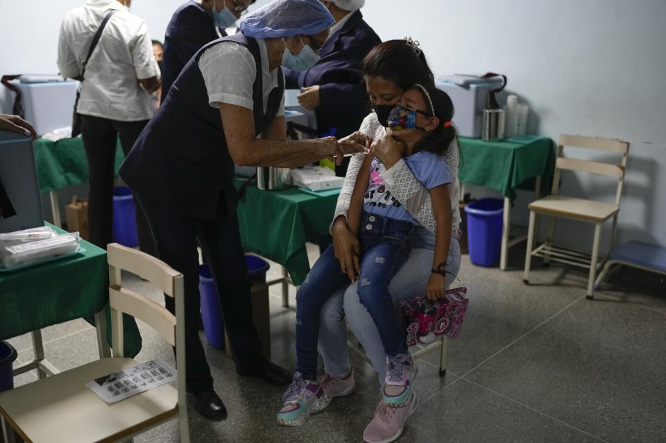 Una niña llora al ser vacunada durante una campaña de inoculación contra el polio, la rubeola y la influenza organizada por el Ministerio de Salud de Venezuela en Caracas el 18 de junio del 2022. El país, sin embargo, carece de varias vacunas y tiene una de las tasas de inoculación de menores más bajas del mundo, según un estudio de la Associated Press. (AP Photo/Ariana Cubillos)