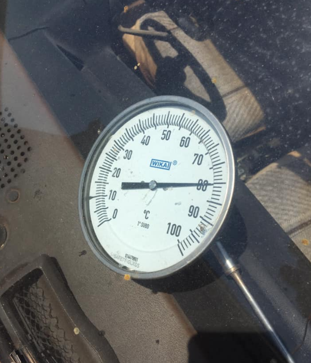 A thermometer shows the temperature reading inside the car. Source: Facebook