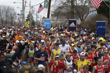 Runners in the first wave cross the Boston Marathon start line in Hopkinton, Massachusetts, April 20, 2015. REUTERS/Dominick Reuter