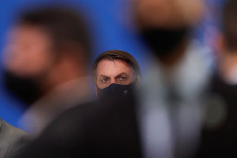 Imagen de archivo del presidente de Brasil, Jair Bolsonaro, observando durante una ceremonia para firmar una medida provisoria para mejorar el clima de negocios en el país, en el Palacio de Planalto en Brasilia