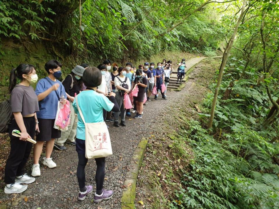 新北哈客青年智庫團首場戶外活動「淨山靚山共下行」，成員走出戶外共同淨山。（記者蔡琇惠攝）