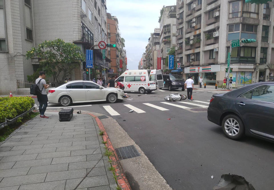 台北市松智路與莊敬路附近巷口30日上午發生車禍，一名86歲男性駕駛汽車疑擦撞2輛機車，衝上人行道，造成2名機車騎士輕傷送醫，汽車駕駛意識清醒，雖無明顯外傷也送醫確認。(民眾提供）