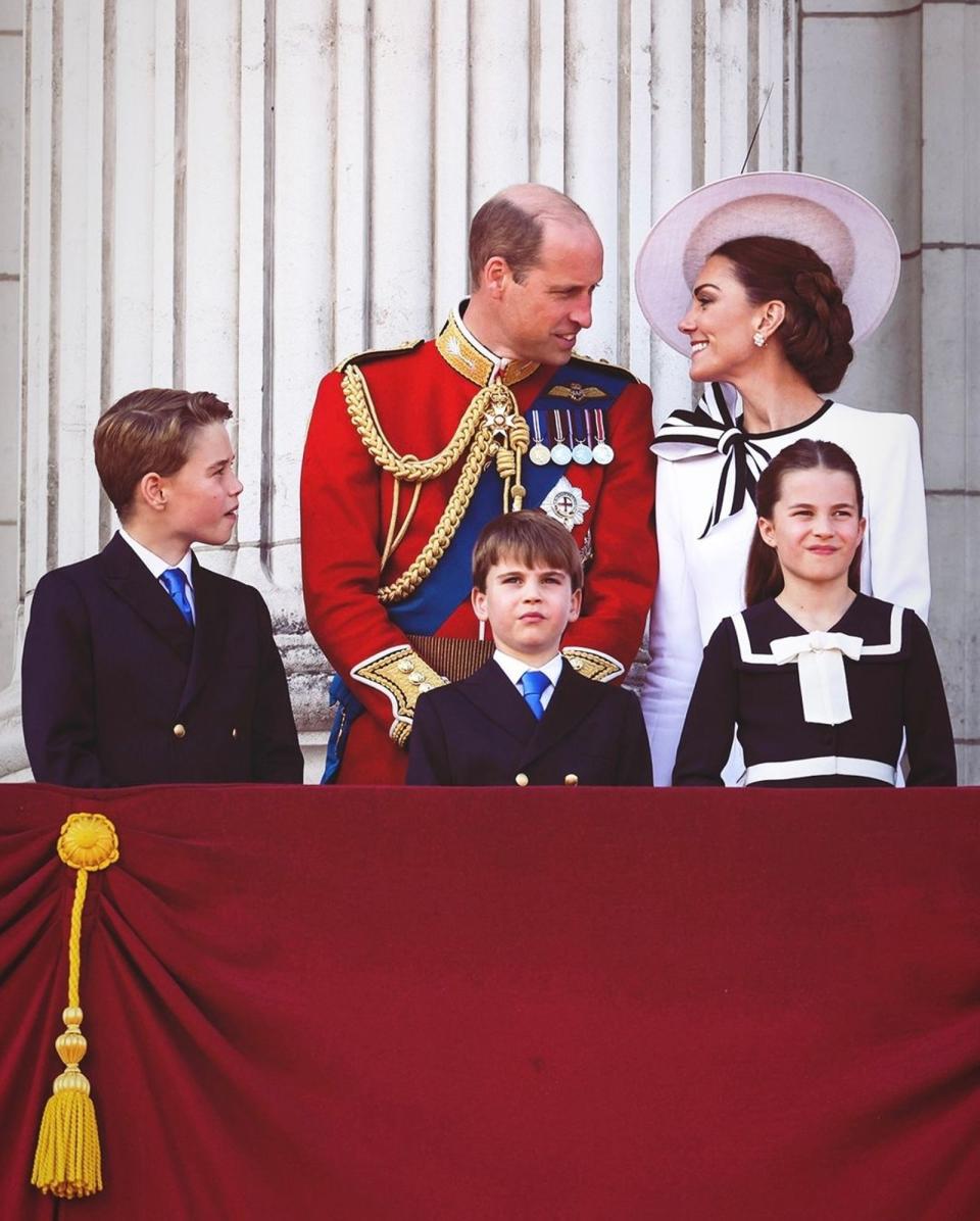 凱特王妃與威廉王子一家五口現身白金漢宮陽台。（翻攝princeandprincessofwales IG）